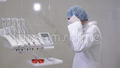 现代医院门诊柜里戴医疗手套的牙医医生。